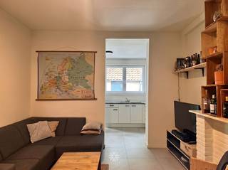 <p><span>GAND - Ganzendries : Vous recherchez </span><span>une jolie maison mitoyenne rénovée à louer près de Gand-Sint-Pieters</span><span>? Alors ce bien pourrait vous intéresser.</span></p><p><span> </span></p><p><span>Ses principaux atouts :</span></p><ul><li><span>La maison a été entièrement rénovée</span></li></ul><ul><li><span>Agréable cour intérieure orientée sud-ouest</span></li><li><span>À quelques pas de la gare de Gand-Saint-Pierre</span></li><li><span>À proximité des écoles, des commerces et du centre-ville</span></li><li><span>Pièces à vivre lumineuses</span></li><li><span>Facilement accessible en transports en commun</span></li></ul><p><span> </span></p><p><span>Agencement du rez-de-chaussée :</span></p><p><span>Hall d'entrée avec vestibule, pièce à vivre, cuisine équipée (plaque de cuisson, hotte, réfrigérateur, four, branchement pour lave-linge). La cuisine donne accès à la cour intérieure orientée sud-ouest avec un espace de rangement.</span></p><p><span> </span></p><p><span>Agencement du premier étage :</span></p><p><span>Deux chambres spacieuses.</span></p><p><span> </span></p><p><span>Aménagement du deuxième étage :</span><span><br />Combles/troisième chambre avec mezzanine, salle de bains équipée d'une cabine de douche, de toilettes et d'un meuble-lavabo double.</span></p><p><span> </span></p><p><span>Informations importantes :</span></p><p><span>Disponible à partir du 01/10/2026. Domicile obligatoire.</span></p><p><span>Loyer : €1 200 par mois. Charges (électricité, gaz et eau) à régler séparément.</span></p><p><span> </span></p><p><span>Ce logement vous intéresse ? Demandez vite une visite via notre site web www.axellenaerts.be !</span></p>
