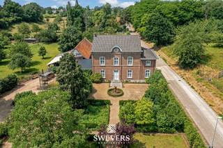 Voor meer info en foto’s, surf naar www.swevers.be<br /> – In Engelmanshoven, een rustig gehucht tussen Sint-Truiden en Heers, ontdek je deze karaktervolle hoeve op een perceel van ongeveer 79 are. Het herenhuis, gebouwd tussen 1875 en 1899 en deels gerenoveerd (o.a. dak), straalt geschiedenis uit met hoge plafonds, authentieke parketvloeren, sierlijsten en lambriseringen. De woning telt 486 m² bewoonbare oppervlakte met 6 ruime slaapkamers en een zolder met uitbreidingsmogelijkheden. De professionele keuken maakt het pand ook geschikt voor een kleinschalige horecazaak of traiteuractiviteit. Rondom geniet je van een uitgestrekte tuin, een gezellige binnenkoer en diverse stallingen die mogelijkheden bieden voor o.a. wellness, atelier of polyvalente ruimte (mits vergunning). Optioneel kan een aangrenzend weiland van 1 hectare 27 are worden bijgekocht, ideaal voor paardenliefhebbers of landbouwers. Gelegen nabij school, kinderopvang en horeca, en op korte afstand van Heers en Sint-Truiden. Voor meer informatie, bel 012 699 900. Bron bewoonbare oppervlakte: EPC – verslag.