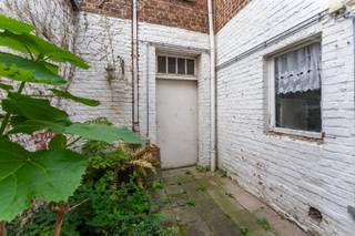 <p><span>Ben je op zoek naar een charmante woning op een toplocatie in het hart van Tongeren? Dan is dit jouw kans! Deze gezellige woning combineert een praktische indeling met een uitstekende ligging vlak bij winkels, scholen, openbaar vervoer en het bruisende stadscentrum.</span></p><p><span> </span></p><p><span>Indeling: </span></p><p><span>Gelijkvloers: Inkomhal, ruime leefruimte, ingerichte keuken met kasten en toestellen, wasplaats, badkamer (voorzien van lavabo, douche &amp; toilet), berging.</span></p><p><span>Verdieping 1: Nachthal, twee slaapkamers en extra bergruimte.</span></p><p><span>De geïsoleerde zolderverdieping is te bereiken via een vaste trap (UITBREIDINGSMOGELIJKHEDEN!).</span></p><p><span> </span></p><p><span>Buiten geniet van je van een afgesloten koer, perfect voor een leuke zithoek of een veilige speelplek.</span></p><p><span>Bovendien zijn er voldoende parkeermogelijkheden in de directe omgeving!</span></p><p><span> </span></p><p><span>Aarzel niet en plan snel je bezoek voor het te laat is! Neem contact op met Kenneth (kenneth.pollet@vastgoedhuys.be) op 0472/03 25 88 of met Melissa (melissa.cardaci@vastgoedhuys.be) op 0486/54 71 80.</span></p>