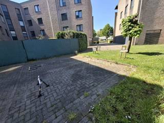 In de Ter Heydelaan 231 te 2100 Deurne bevindt zich dit ruime en lichtrijke gelijkvloers appartement met privatieve tuin. 
De woonst beschikt over twee volwaardige slaapkamers, een aangename leefruimte en een aparte keuken, wat zorgt voor een praktische en comfortabele indeling.

De tuin vormt een echte troef en biedt een heerlijke buitenruimte om te ontspannen, te genieten van de zon of gezellig buiten te zitten.

Het appartement is voorzien van aparte meters, is onmiddellijk beschikbaar en wordt aangeboden aan een huurprijs van €1.200 per maand.

