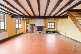 <p>Charmante te renoveren fermette met POTENTIEEL, 2 garages, oprit en leuke tuin met authentieke bakoven! Deze karaktervolle woning (bouwjaar 1930) biedt mooie volumes en tal van mogelijkheden voor wie op zoek is naar een renovatieproject met charme.<br /><br />INDELING:<br />Gelijkvloers: inkomhal, apart toilet, bureau, leefruimte en eetplaats met open haard, keuken (gedeeltelijk geïnstalleerd), wasruimte met douche en dubbele garage.<br />Verdieping: nachthal, 2 ruime slaapkamers, mogelijkheid tot het inrichten van een 3de slaapkamer, apart toilet en badkamer met ligbad.<br />Buiten: aangename tuin met authentieke bakoven, oprit met meerdere parkeerplaatsen, stenen tuinhuis. Zolder aanwezig, momenteel in gebruik als bergruimte.<br /><br />Wat maakt dit pand uniek?<br />♦ charmante fermette met karakter – open haard – 2 garages en parkeerplaatsen naast de woning – leuke tuin met authentieke bakoven – stenen tuinhuis – rustige ligging met goede bereikbaarheid – ideaal voor wie ruimte en authenticiteit weet te waarderen.<br /><br />Voor wie is dit pand ideaal?<br />♦ Voor renovatieliefhebbers die een fermette naar eigen smaak willen herinrichten.<br />♦ Voor gezinnen die een goede bereikbaarheid willen, maar toch buiten het centrum willen wonen.<br /><br />Te koop via Immo Beguin, jouw vastgoedexpert sinds 2009. Met kantoren in Ronse, Waregem, Kortrijk, Deinze, Doornik en Lessines.<br />✉️ info@immobeguin.be<br />📞 +32 486 60 66 00<br /><br />Deze advertentie bevat AI gegenereerde beelden.</p>