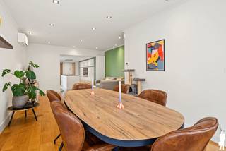 Op een rustige ligging vlak achter het centrum van Kieldrecht bevindt zich deze volledig instapklare en energiezuinige woning met een prachtig open uitzicht over de omliggende polders en weilanden. Een ideale combinatie van rust, ruimte en modern wooncomfort, met alle dagelijkse voorzieningen op korte afstand.<br /><br />De woning werd praktisch en aangenaam ingericht en beschikt onder meer over zonnepanelen, een thuisbatterij, airconditioning, rolluiken en vliegramen. Dankzij het EPC-label B, de conforme elektrische installatie en het asbestveilige karakter is deze woning helemaal klaar voor een zorgeloze intrek.<br /><br /><strong>Er is een mogelijkheid tot het huren van een garage vlakbij de woning! </strong><br /><br />Gelijkvloers<br />- Inkomhal<br />- Ruime en lichtrijke leefruimte<br />- Moderne, open keuken met centraal keukeneiland<br />- Royale badkamer<br />- Grote raampartijen met een aangename connectie tussen binnen en buiten<br />- Airconditioning voor optimaal comfort doorheen de seizoenen<br />- Praktische bergruimte<br />- Kelder met extra opbergmogelijkheden<br /><br />Eerste verdieping<br />- Twee ruime slaapkamers<br />- Praktische opbergruimte<br /><br />Tuin & terras<br />Een absolute blikvanger is het prachtige, open uitzicht over de omliggende polders en weilanden. Het ruime terras sluit rechtstreeks aan op de leefruimte en vormt de ideale plek om in alle rust van deze unieke omgeving te genieten.<br />Daarnaast is er een handige zijdoorgang naar de straat en extra buitenberging aanwezig.<br /><br />Een energiezuinige en volledig instapklare woning waar comfort, een rustige ligging en een uitzonderlijk mooi uitzicht samenkomen.<br /><br />Wenst u meer info of een bezoek ter plaatse? Maak uw afspraak via wouter@deboerenpartners.be of via tel. 03 377 55 00!