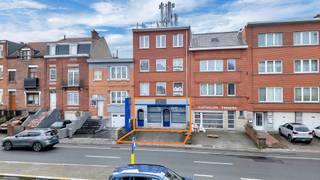 <p>Op een strategische locatie, op een boogscheut van zowel het centrum van Dilbeek als van Brussel, vinden we deze interessante eigendom terug. Het <strong>commerciële gelijkvloers </strong>werd jarenlang uitgebaat als de bloeiende horecazaak “De Kapblok”, een restaurant met een sterke naamsbekendheid en uitstekende reputatie in Dilbeek en omstreken. In de achterliggende Kaudenaardestraat zijn er bovendien <strong>gratis openbare parkeerplaatsen beschikbaar</strong>. Het handelsgelijkvloers omvat twee ruime zalen, een industriële keuken, aparte toiletten en een vestiaire. Langs de kant van de Kaudenaardestraat kan men het gelijkvloers ook betreden en bestaat de mogelijkheid hier een <strong>gezellig terras </strong>te maken. Daarnaast is er een grote kelder, die eveneens bereikbaar is via de voorste parking. Dankzij de grote raampartijen langs de Ninoofsesteenweg geniet het handelsgelijkvloers van een <strong>uitstekende visibiliteit</strong>. <strong>Verplichte aankoop van 1 of 2 staanplaatsen, ter waarde van € 10.000 per staanplaats</strong>. Handelsruimte (EPC D - renovatieplicht). (Maatregelen opgenomen in het maatregelenregister: nee)</p><p> </p>