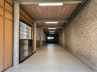 gelegen in het volle centrum, in woongebied<br />in verschillende niveaus : -1/2 en gelijkvloers en +1/2 en verdiep<br />toegangspoort van 3,4 m breed op 3,50 m hoog<br />gelijkvloers : +/- 175 m² en vrije hoogte van 3,55 m<br />verdieping : +/- 200 m² en vrije hoogte onder laagste deel dakgebinte 2,20 m<br />toilet aanwezig<br /><br />betonvloer, geïsoleerd dak, elektriciteit, verlichting, aardgas, warme luchtblazer, regenwater<br /><br />HP = 600 €/maand<br />onroerende voorheffing ten laste van de huurder