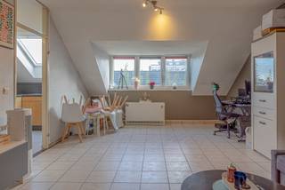 <p>Ontdek dit verzorgde appartement met twee slaapkamers in Anderlecht, gelegen op de derde verdieping van een goed onderhouden residentie met lift. Dankzij de strategische ligging op wandelafstand van het Westland Shopping Center, openbaar vervoer en verschillende parken, combineert deze woonst comfort, bereikbaarheid en een groene omgeving.</p><p>Bij het binnenkomen van het appartement kom je in de inkomhal die toegang geeft tot de verschillende ruimtes. De indeling is praktisch en zorgt voor een vlotte circulatie doorheen de woning.</p><p>De ruime woonkamer vormt het centrale leefgedeelte van het appartement en geniet van een aangename lichtinval. Aansluitend bevindt zich de volledig geïnstalleerde keuken, die voorzien is van alle nodige comfort. Naast de keuken is er een berging of wasplaats met aansluitingen voor wasmachine en droogkast, wat zorgt voor extra functionaliteit in het dagelijks gebruik.</p><p>Het appartement beschikt over twee slaapkamers van 13,82m² en 9,44m². Deze kamers bieden voldoende ruimte voor een gezin, een koppel of wie extra ruimte wenst voor een bureau of hobbykamer.</p><p>De badkamer is uitgerust met een ligbad en douche, wat zorgt voor extra comfort. Daarnaast is er een apart toilet aanwezig.</p><p>Een belangrijke troef van dit appartement is dat een ondergrondse autostaanplaats en een privatieve kelder inbegrepen zijn in de verkoopprijs. Dit biedt niet alleen parkeergemak, maar ook extra opbergruimte.</p><p>De ligging in Anderlecht is bijzonder interessant. Het appartement bevindt zich op wandelafstand van het Westland Shopping Center en verschillende mogelijkheden voor openbaar vervoer, waardoor je vlot verbinding hebt met Brussel en omliggende gemeenten. Daarnaast geniet je van een groene omgeving met nabijgelegen parken zoals het Astridpark, Bospark en Albertpark, ideaal voor ontspanning en recreatie.</p><p>Dit appartement is een interessante opportuniteit voor wie op zoek is naar een goed gelegen en praktisch ingedeelde woonst met alle voorzieningen binnen handbereik.</p><p>Interesse om dit appartement te ontdekken. Contacteer ons voor meer informatie of een bezoek.</p>