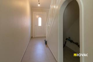Deze ruime gezinswoning (175 m²) situeert zich nabij het centrum van Izegem en is ook vlakbij de N36 gelegen. De woning bestaat uit een inkomhal met toegang tot de leefruimte met aansluitend de open ingerichte keuken uitgerust met koelkast, vaatwasmachine, oven en kookplaat, doorgang naar de kelder, apart gastentoilet en de badkamer met wastafel, inloopdouche en aansluiting wasmachine. Er is ook een extra zij-ingang voorzien die uitkomt in de leefruimte. Aangelegd terras met tuin, extra bergruimte alsook uitgang achteraan. <br />Op het 1e verdiep zijn er 3 slaapkamers waarvan 1 kleine en 2 grotere, badkamer met wastafel, toilet en bad, en vaste trap naar zolderverdiep die volledig werd ingericht tot grote slaapkamer. <br />De woning heeft een uitstekende ligging (ligt op +/- 700 meter van het Provinciedomein Wallemote-Wolvenhof en op 1 km van winkels op de Bosmolens), er zijn overal rolluiken voorzien alsook centrale verwarming op aardgas en in veel ruimtes zijn reeds inbouwspots voorzien. REF.: 9331