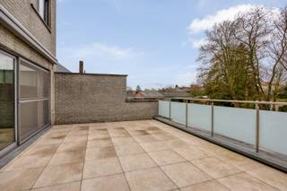 Dit ruim duplex-appartement is gelegen op de eerste en tweede verdieping van een recent gebouw (2009) met zowel vooraan als achteraan een ruim terras + carport achter het gebouw.<br /><br />INDELING:<br />x inkomhal met apart toilet; <br />x ruime woonkamer in L-vorm met grote schuiframen naar beide terrassen; <br />x volledig ingerichte keuken; <br />x ideale lichtinval door de grote ramen voor- en achteraan; <br />x het zonneterras achteraan is ideaal zuidwest gericht!<br />x berging.<br /><br />Op de verdieping: <br />x nachthal; <br />x 2 ruime slaapkamers;<br />x wasplaats; <br />x mooie badkamer met bad/douche-combinatie en meubel met dubbele lavabo.<br /><br />Achter het gebouw een private tuinberging en carport.<br /><br />INTERESSE? Maak dan telefonisch een afspraak voor bezichtiging op het nummer 012 23 00 23 of mail uw vragen aan dries@immo-leroi.be.