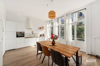 Midden in het centrum van Blankenberge vind je deze bijzondere eigendom, bestaande uit een ruim appartement en een duplex (die in twee werd opgedeeld) met een gezamenlijke bewoonbare oppervlakte van maar liefst 256 m². <br /><br />Het volledige pand werd in 2022 totaal gerenoveerd en wordt vandaag actief gebruikt als vakantieverhuur. Alle nodige documenten zijn aanwezig. Zowel het appartement als de duplex beschikken over een conforme elektrische installatie en een gunstig EPC-label C.<br /><br />Dankzij de centrale ligging bevinden winkels, horeca, openbaar vervoer en andere voorzieningen zich allemaal op wandelafstand. Een interessante eigendom voor wie op zoek is naar ruimte, comfort en verschillende mogelijkheden op een uitstekende locatie aan de kust.<br /><br />Op de eerste verdieping word je verwelkomd in een ruime en bijzonder lichtrijke woonkamer. De combinatie van hoge plafonds en grote raampartijen zorgt meteen voor een open en aangenaam gevoel. Dankzij de zuidgerichte ligging geniet je hier doorheen de dag volop van het zonlicht, terwijl je vanuit de leefruimte rechtstreeks toegang hebt tot het aangrenzende balkon. De moderne keuken sluit mooi aan op de woonkamer en is volledig uitgerust met hedendaagse toestellen en materialen. Verder bevinden zich op deze verdieping een zeer ruime masterbedroom met twee dubbele bedden en nog een bijkomende ruime tweede slaapkamer. De luxueuze badkamer (lees welness) vormt een echte meerwaarde en beschikt over een dubbele inloopdouche, dubbele wastafel, sauna en bubbelbad. Aansluitend is er een praktische berging met aansluitingen voor wasmachine en droogkast en voldoende extra opbergruimte.<br /><br />Op de tweede verdieping bevindt zich het duplexgedeelte van de eigendom. Ook hier geniet je opnieuw van een ruime woonkamer met hoge plafonds en grote raampartijen, waardoor er veel natuurlijk licht binnenvalt. Vanuit de leefruimte heb je bovendien rechtstreeks toegang tot een tweede balkon, wat ook hier voor extra buitenruimte zorgt. De keuken is volledig geïnstalleerd en voorzien van alle hedendaags comfort.Op deze verdieping bevinden zich twee ruime slaapkamers, waarvan één met een aansluitende sauna. Daarnaast is er een verzorgde badkamer met inloopdouche en dubbele wastafel.<br /><br />Via de trap bereik je de volgende verdieping van de duplex, waar opnieuw een volledig uitgeruste keuken aanwezig is. De zichtbare houten balken geven deze verdieping extra karakter en zorgen voor een warme en gezellige uitstraling. Ook hier bevindt zich een badkamer, uitgerust met een ligbad, inloopdouche en dubbele wastafel. Een verdieping hoger bevinden zich tot slot nog eens drie slaapkamers, waardoor de volledige eigendom bijzonder veel ruimte en slaapgelegenheid biedt.<br /><br />Deze laatste etage met 3 slaapkamers werd op heden gebruikt door de eigenaars/ verkopers. <br /><br />Deze eigendom combineert een centrale ligging, royale ruimtes, een verzorgde renovatie en een sterke uitrusting, en biedt daardoor heel wat mogelijkheden voor eigen gebruik of verdere uitbating.<br /><br />Bent u geïnteresseerd in dit unieke pand in hartje Blankenberge? Contacteer ons vandaag nog en plan uw bezoek in.<br /><br />