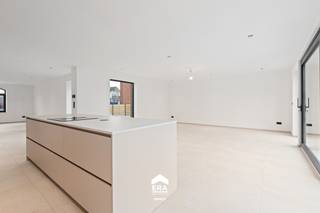 Deze moderne, instapklare woning is gelegen nabij het centrum van Peer, op een vlot bereikbare invalsweg en op wandelafstand van winkels, horeca...