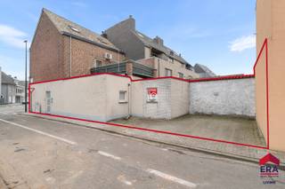 <p>Ben je op zoek naar een gelijkvloers appartement met 2 slaapkamers, private parkeerplaats en vlotte verbindingen in een kleinschalig gebouw? Gevonden!</p>
<p>Dit gelijkvloers appartement is strategisch gelegen vlakbij de oprit van de E40 en op wandelafstand van openbaar vervoer en het station van Haaltert, ideaal voor wie belang hecht aan een vlotte bereikbaarheid.<br />Het appartement maakt deel uit van een kleinschalig gebouw met slechts 2 appartementen en uiten beschikt het appartement nog over een privatief gedeelte waar de mogelijkheid bestaat om een buitenkoer te creëren.<br /><br />Binnenin geniet je van een ruime leefruimte met open keuken, twee slaapkamers en een ruime badkamer uitgerust met bad, badkamersmeubel en toilet. Dankzij de centrale verwarming op aardgas is het comfort alvast aanwezig. Een extra troef is de private parkeerplaats die inbegrepen is in de prijs. Bovendien beschikt het appartement over een asbestveilig attest.<br />De elektriciteit was conform tot 2024, maar een nieuwe keuring dient aangevraagd te worden. Hou er wel rekening mee dat het appartement onder de renovatieverplichting valt. Verder is dit appartement stedenbouwkundig niet vergund, regularisatie is niet mogelijk, maar de huidige toestand wordt wel gedoogd.<br />Ben je op zoek naar een betaalbaar appartement met potentieel, private parking en een uitstekende ligging? Contacteer ons dan snel voor meer info of een bezoek!</p>