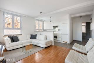 <p><span>Vivre au bord de l'eau, avec tout le confort à portée de main !</span></p><p><span>Situé dans un emplacement de choix sur les quais, cet appartement au premier étage est particulièrement bien entretenu et entièrement meublé. Grâce à sa magnifique vue sur l'eau et à sa belle luminosité, vous profiterez chaque jour d'une délicieuse sensation de calme et d'espace.</span></p><p><span>Un logement lumineux avec une vue unique</span></p><p><span>Un escalier fixe vous mène au premier étage, où le hall d’entrée donne accès à un espace de vie chaleureux et lumineux. Les grandes baies vitrées créent une ambiance agréable et offrent une vue magnifique sur l'eau. À l'avant se trouve également une petite terrasse conviviale, où vous pourrez profiter pleinement de l'air frais et de l'emplacement unique au bord du quai.</span></p><p><span>L'appartement est loué entièrement meublé, ce qui vous permet d'y emménager immédiatement. À côté se trouve la cuisine fonctionnelle, équipée de toutes les commodités nécessaires.</span></p><p><span>Aménagement confortable et pratique</span></p><p><span>L'appartement dispose d'une chambre à coucher équipée d'une armoire. La salle de bains spacieuse est équipée d'une baignoire-douche, d'un lavabo, de toilettes et d'un raccordement pour une machine à laver.</span></p><p><span>Au sous-sol, vous trouverez également un local à vélos commun et un local à poubelles séparé.</span></p><p><span>Un emplacement de choix au bord de l'eau</span></p><p><span>Son emplacement unique au bord de l’eau constitue sans aucun doute l’un des principaux atouts de cet appartement. Un logement idéal pour ceux qui recherchent un appartement prêt à emménager, entièrement meublé, offrant une vue magnifique et disposant d’un espace extérieur privé.</span></p><p>C'est<span>exactement votre nouveau chez-vous ?</span><span> Découvrez-en plus sur <span>www.immoir.be</span></span><span> et planifiez votre visite !</span></p>