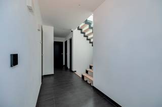 <p><span>Welkom in </span><span>Handelaar 1 te Kalmthout</span><span>, waar moderniteit, ruimte en rust naadloos samenkomen. Deze indrukwekkende, volledig vrijstaande villa bevindt zich op een uitzonderlijk rustige locatie, omgeven door groen en geniet achteraan van een prachtig open uitzicht. Hier woon je in alle privacy, terwijl winkels, scholen, verbindingswegen en het centrum van Kalmthout vlot bereikbaar blijven.</span></p><p><span>Met een </span><span>bewoonbare oppervlakte van maar liefst 422 m²</span><span> werd deze villa ontworpen voor wie geen compromissen wil sluiten op vlak van wooncomfort. Grote raampartijen zorgen overal voor een overvloed aan natuurlijk licht en creëren een sterke connectie met de tuin en het omliggende landschap.</span></p><p><span>De woning beschikt over een ruime oprit met plaats voor meerdere wagens, een royale inpandige garage, een prachtig aangelegde tuin met verschillende terrass en een </span><span>jacuzzi</span><span> waar je in alle rust kan genieten van het groene vergezicht.</span></p><p><span>Binnen word je verwelkomd in een stijlvolle leefomgeving waar strakke architectuur, hoogwaardige materialen en een tijdloze afwerking elkaar perfect aanvullen. De open leefruimte vloeit naadloos over in de luxueuze leefkeuken met centraal kookeiland, volledig uitgerust met kwalitatieve toestellen en rechtstreeks verbonden met het ruime zonneterras.</span></p><p><span>Een absolute meerwaarde is de indrukwekkende ondergrondse verdieping. Deze werd volledig ingericht als een volwaardige extra leefruimte en biedt tal van mogelijkheden. Ideaal als gastenverblijf, kangoeroewoning, praktijkruimte aan huis of ontspanningsverdieping.</span></p><h3><span>Indeling</span></h3><p><span>Gelijkvloerse verdieping:</span></p><ul><li><span>Royale master bedroom met aansluitende luxe badkamer en dressing</span></li><li><span>Gastentoilet </span></li><li><span>Aparte badkamer</span></li><li><span>2 slaapkamers</span></li><li><span>Dubbele garage</span></li><li><span>Wasplaats</span></li><li><span>Zéér ruime tuin met beregeningsinstallatie en tuinhuis</span></li></ul><p><span> </span></p><p><span>Eerste verdieping (voorzien van airco):</span></p><ul><li><span>Lichtrijke leef- en eetruimte met gashaard </span></li><li><span>Luxueuze open leefkeuken met kookeiland </span></li><li><span>Aparte bureauruimte </span></li><li><span>Berging</span></li><li><span>Douchekamer</span></li><li><span>Apart toilet</span></li><li><span>Toegang tot het ruime terras met jacuzzi voor 5 personen</span></li></ul><p><span>Kelderverdieping:</span></p><ul><li><span>Ruime polyvalente leef- en eetruimte </span></li><li><span>Ingerichte keuken </span></li><li><span>Fitnessruimte </span></li><li><span>Aparte slaapkamer </span></li><li><span>Bureauruimte </span></li><li><span>Badkamer met douche</span></li><li><span>Praktische berging </span></li><li><span>Technische ruimte </span></li></ul><h3><span>Troeven</span></h3><ul><li><span>Aanwezigheid domotica, camera- en alarminstallatie</span></li><li><span>Multifunctionele kelder</span></li><li><span>Fitnessruimte en aparte bureauruimte </span></li><li><span>Ruime inpandige garage </span></li><li><span>Parking voor minstens 4 wagens op eigen terrein </span></li><li><span>Prachtige ruime tuin met open groen uitzicht </span></li><li><span>Zonneterras met jacuzzi </span></li><li><span>25 zonnepanelen</span></li><li><span>Vloerverwarming</span></li><li><span>Afmetingen zijn indicatief</span></li></ul><p><span> </span></p><p><span>Deze villa biedt een uitzonderlijke combinatie van luxe, ruimte en functionaliteit. Dankzij de indrukwekkende volumes, de veelzijdige indeling en de unieke ligging is dit een eigendom dat zelden op de markt verschijnt. Een ideale thuis voor wie op zoek is naar exclusief wonen in alle rust, zonder in te boeten aan comfort of bereikbaarheid.</span></p>