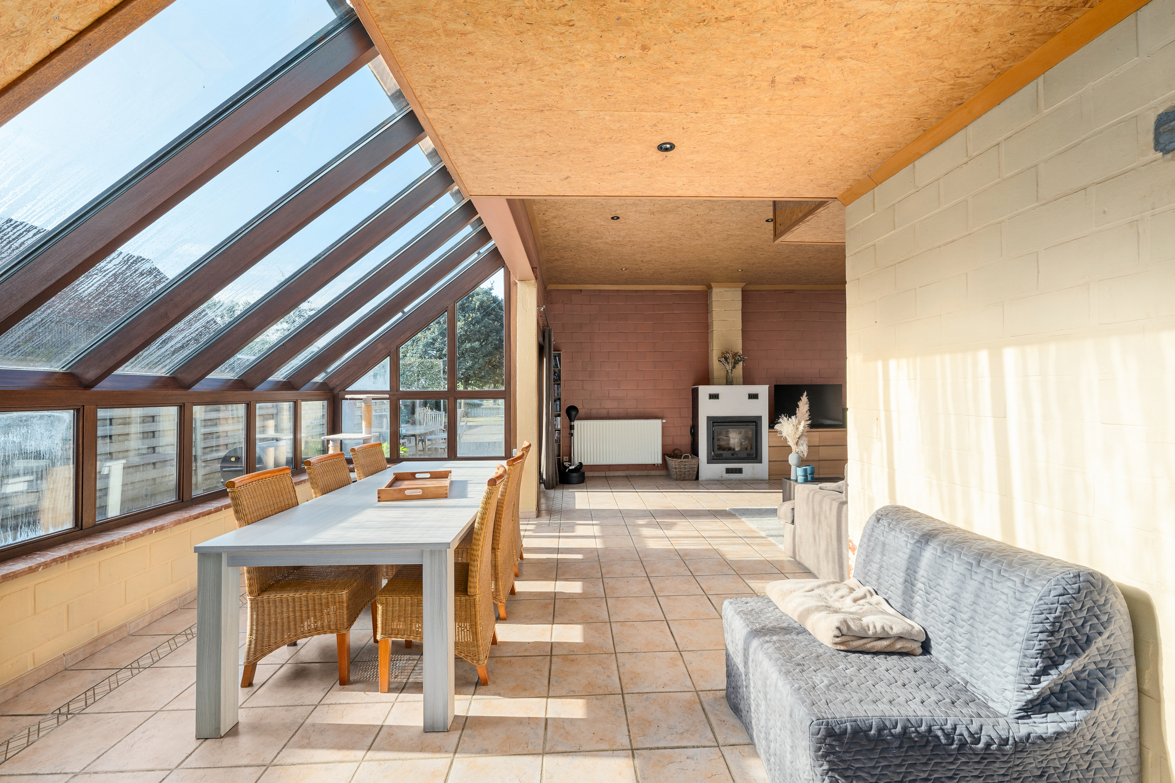 Ruime gezinswoning met 5 slaapkamers, 3 garages & grote tuin - foto 5