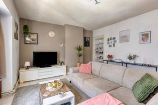 Locatie:

Dit ruime appartement is uitstekend gelegen aan de Hoogstraat 56 bus 2, pal in het centrum van Zottegem. Winkels, horeca, openbaar vervoer en alle dagelijkse voorzieningen bevinden zich op wandelafstand. Dankzij deze centrale ligging combineert het appartement comfortabel stadswonen met een uitstekende bereikbaarheid.

Het appartement bevindt zich op de eerste verdieping en beschikt over een bewoonbare oppervlakte van ca. 98 m².

Indeling:

Het appartement beschikt over een ruime en lichtrijke living van ca. 31 m² en een afzonderlijke keuken van ca. 17,7 m².

Verder zijn er twee volwaardige slaapkamers, een badkamer en een praktische inkom- en nachthal. De aangename oppervlaktes en functionele indeling zorgen voor een comfortabel geheel.

Troeven:
Topligging in hartje Zottegem
Ca. 98 m² bewoonbare oppervlakte
2 volwaardige slaapkamers
Ruime en lichtrijke living
EPC-label B
Elektriciteit conform
Asbestveilig
Interessant voor eigen bewoning én investering
Momenteel verhuurd
Technisch:

Het appartement bevindt zich in een gebouw uit 1955 en behaalt een gunstig EPC-label B. De elektrische installatie is conform en het appartement is asbestveilig.

De vaste kosten bedragen bovendien slechts € 25 per maand, waardoor de maandelijkse lasten bijzonder beperkt blijven.

Het appartement is momenteel verhuurd, waardoor het eveneens een interessante opportuniteit vormt voor wie op zoek is naar een vastgoedinvestering.

Vraagprijs: € 219.000

Voor meer informatie of een gratis waardebepaling van uw vastgoed kan u een aanvraag invullen op onze website of even bellen op het nr. 03/345.88.99.