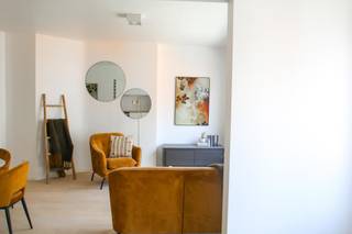 Een bezoekmoment aanvragen kan via onze website: https://www.vicusvastgoed.be/aanbod?prefilter=huren<br />- Ga naar het respectievelijke pand en klik op ‘bezoek aanvragen’.<br />- Na invullen van ‘mijn huurprofiel’ koppelen wij spoedig terug.<br /><br />Niet bellen!<br />Geen cohousing!<br /><br />In de Sint Lievenspoortstraat vinden we dit recent gerenoveerde appartement. Op topligging: nabij Zuid Gent, in buurt van invalswegen, onmiddellijk aan binnenring. <br /><br />Het appartement werd voorzien van een ruime leefruimte en keuken. <br />De keuken is uitgerust met SIEMENS-toestellen: inductiekookplaat, heteluchtoven en vaatwasmachine. De enorm lichtrijke leefruimte ligt volledig in parket. <br /><br />Daarnaast is het appartement voorzien van twee uiterst ruime slaapkamers. <br />De badkamer is uitgerust met regendouche, wasmeubel en aansluiting voor de wasmachine. <br />Het appartement is voorzien van een leuk terras. Elke kamer is voorzien van een tv-en internetaansluiting. <br /><br />Huurprijs: 995 euro<br />Gemeenschappelijke kost: 75 euro