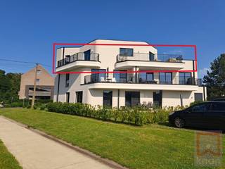 Dakappartement voorzien van de nieuwste technieken. Rustig doch centraal gelegen tussen Herselt en Westerlo. Bestaande uit: inkomhal, ruime berging, volledig ingerichte keuken, lichtrijke woonkamer, toilet, badkamer, 3 slaapkamers, berging, prachtig terras. warmtepompboiler, vloerverwarming, airco, zonnepanelen. Gemeenschappelijke fietsenberging. Beschikbaar vanaf oktober 2026. EPC 17kWh/m²j. Label A.