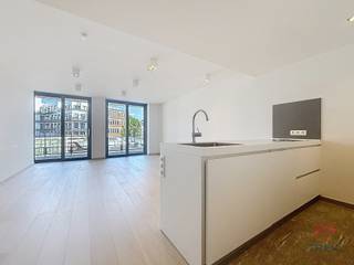 <p><strong>ELSENE, Gulden Vlies wijk – vlakbij openbaar vervoer, winkels, restaurants, winkelcentra en bioscoop – Recent appartement met een bewoonbare oppervlakte van ± 92 m², gelegen op de 4e verdieping.</strong></p>
<p><b><u>Op de 4e verdieping – G4</u> </b>:</p>
<ul>
<li>Entreehal met inbouwkasten</li>
<li>Wasruimte (plaats voor wasmachine en droger)</li>
<li>Aparte wc</li>
<li>Woonkamer van ± 30 m² met toegang tot het achterterras van ± 10 m² op het zuiden</li>
<li>Volledig ingerichte open keuken (kookplaten, oven, koelkast, vaatwasser, vriezer, ingebouwde afzuigkap)</li>
<li>Slaapkamer 1 van ± 15 m²</li>
<li>Slaapkamer 2 van ± 10 m²</li>
<li>Badkamer (bad, douche, toilet, dubbele wastafels)</li>
</ul>
<p>Kelder -6 (61)</p>
<p><b><u>VASTE KOSTEN</u> </b>: 160 €/maand (gemeenschappelijke kosten en conciërgedienst)</p>
<p>Individuele gasverwarmingsketel</p>
<p>Direct beschikbaar!</p>