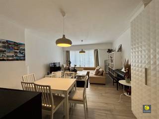 <p><span>Gelijkvloers appartement met zonnige tuin</span><span><br />Dit aangename gelijkvloerse appartement met 2 slaapkamers biedt een ideale combinatie van comfort, rust en licht.</span></p><p><span> </span></p><p><span>Het appartement heeft de volgende indeling:</span></p><p><span> </span></p><p><span>Inkomhal, leefruimte en keuken:</span><span><br />Via de inkomhal betreedt u het appartement, dat uitgeeft op een ruime en lichtrijke leefruimte. </span></p><p><span>Dankzij de grote raampartijen geniet u hier van veel natuurlijk daglicht. </span></p><p><span>De leefruimte is afgewerkt met een onderhoudsvriendelijke vloer, ideaal voor dagelijks comfort. <br />De volledig uitgeruste keuken beschikt over alle nodige toestellen: afwasmachine, koelkast met aparte vriezer, ingebouwde microgolf en oven.</span></p><p><span>Hier is ook de aansluiting voor uw wasmachine en droger aanwezig</span></p><p><span> </span></p><p><span>Slaapkamers en badkamer:</span></p><p><span>Beide slaapkamers bevinden zich aan de rustige achterzijde van het gebouw, wat zorgt voor een aangename nachtrust.<br />De badkamer is praktisch ingericht met een douchecabine, een lavabo met meubel en een spiegelkast. </span></p><p><span> </span></p><p><span>Tuin:</span></p><p><span>Achteraan het appartement bevindt zich een zonnige, zuidgerichte tuin de perfecte plek om te ontspannen en van het mooie weer te genieten. </span></p><p><span> </span></p><p><span>Beschikbaarheid &amp; huurprijs:</span></p><p><span>Huurprijs:</span><span> €1.000 / maand</span></p><p><span>Maandelijkse kosten:</span><span> €120,00 / maand - Provisie water en centrale verwarming</span></p><p><span>Beschikbaar:</span><span> 01/04/2026</span></p><p><span> </span></p><p><span> </span></p>