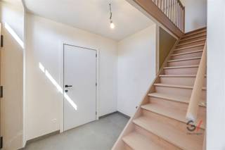 <p>Op zoek naar een stijlvolle, energiezuinige nieuwbouwwoning mét financieel voordeel? Deze open bebouwing wordt verkocht <strong>onder registratierechten</strong> in plaats van btw, wat je een aanzienlijke besparing oplevert!</p><p>De lichtrijke leefruimte met grote raampartijen sluit naadloos aan op de moderne open keuken en de praktische berging. Op de eerste verdieping bevinden zich twee ruime slaapkamers, een stijlvolle badkamer en een apart toilet. De tweede verdieping biedt een volwaardige derde slaapkamer, aangevuld met een aparte zolderruimte die ideaal is als extra berging.</p><p>De laatste puntjes worden momenteel op de i gezet, uiteraard volledig inbegrepen in de prijs. De tuin wordt aangelegd, de voortuin afgewerkt met blauwe kiezels en de radiatoren boven geplaatst. Je koopt dus een woning die straks 100% instapklaar is!</p><p>Een unieke kans voor wie zorgeloos wil wonen. Neem vandaag nog contact op met Kim van Gilles Vastgoed via +32 468 48 61 27 of kim@gillesvastgoed.be.</p>