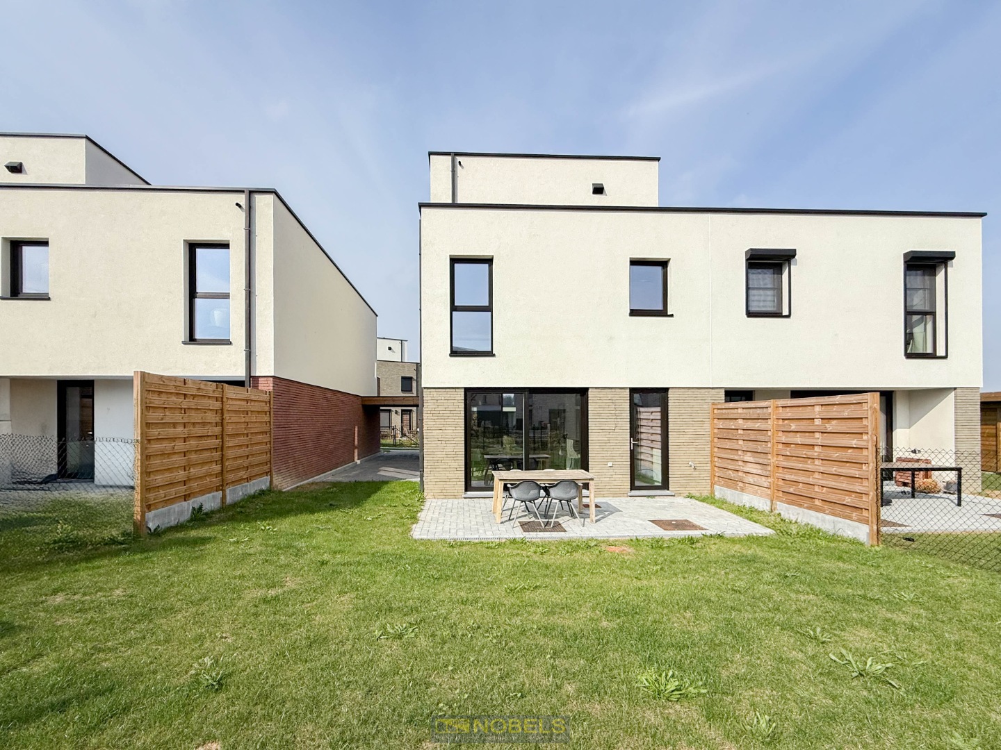 Te koop, lichtrijke nieuwbouwwoning met vier slaapkamers en tijdloze charme - foto 4