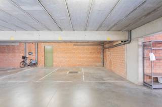 <p>Recent appartement met lift, terras en twee autostaanplaatsen te Kalmthout-Achterbroek! Het energiezuinige appartement bevindt zich op de eerste verdieping en bevat o.a. een lichtrijke leefruimte met kwalitatieve keuken, twee slaapkamers, een ingerichte badkamer, een groot terras en een dubbele autostaanplaats! EPC 103 (label B)</p>