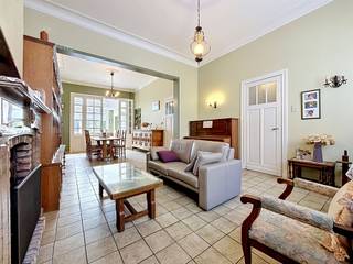 ZEER RUIME KARAKTERVOLLE WONING MIDDEN IN HET HISTORISCHE STADSCENTRUM VAN IEPER DEZE VERBORGEN PAREL OP 431M² MET MAAR LIEFST 217M² BEWOONBARE...