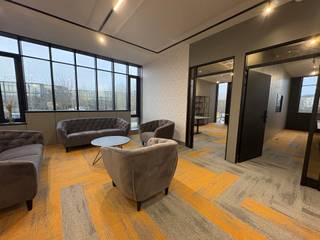 Deze moderne kantoorruimtes zijn gelegen in een business center, ideaal bereikbaar op slechts 20 minuten van Brussel en 5 minuten van de luchthaven van Brussel. De locatie is vlot bereikbaar met de auto via de R0.<br /><br />In totaal zijn er verschillende kantoorruimtes beschikbaar, verdeeld over twee gebouwen op de site.<br /><br />De beschikbare kantooroppervlaktes beginnen vanaf 40m² en kunnen flexibel aangepast worden aan de behoeften van uw bedrijf. De huurprijs is inclusief alle kosten (gemeenschappelijke ruimtes, energie, internet, schoonmaak, enz.).<br /><br />Veel parkeermogelijkheden.