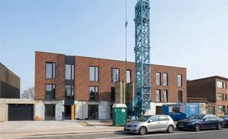 <p>Modern gelijkvloers appartement met twee slaapkamers en grote privétuin in een nieuwbouwproject dat eind juni wordt opgeleverd. De huur kan starten vanaf 1 juli 2026. Dit ruime en energiezuinige appartement biedt een aangename leefruimte met grote raampartijen en directe toegang tot een terras van 10 m² en een privatieve tuin. De open keuken is volledig ingericht en beschikt over een kookeiland, elektrisch kookvuur, combi-oven, ingebouwde koelkast en vaatwasmachine. Aansluitend bevindt zich een praktische berging met plaats voor wasmachine en droogkast. De badkamer is uitgerust met een dubbele lavabo en een comfortabele inloopdouche. Daarnaast is er een apart gastentoilet aanwezig. Het appartement heeft een onderhoudsvriendelijke keramische grijze tegelvloer, warmtepompverwarming en vloerverwarming voor een gelijkmatig en efficiënt warmtecomfort in alle ruimtes. Het gebouw is voorzien van een lift en biedt een ruime fietsenberging op het gelijkvloers. Een ondergrondse autostaanplaats kan worden bijgehuurd voor 85 euro per maand en is bereikbaar via een autolift. Dit kwalitatieve appartement combineert hedendaags wooncomfort met een uitzonderlijke buitenruimte en is ideaal voor wie op zoek is naar duurzaam en stijlvol wonen in een recent nieuwbouwproject.</p>