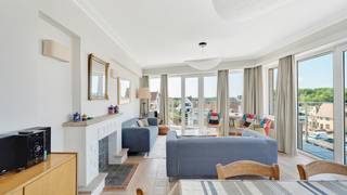 In het hart van Duinbergen, op een absolute topligging op slechts 100 meter van het strand, bieden wij u ditunieke hoekappartement aan, gelegen op de...