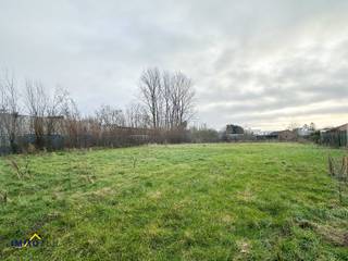 Dit perceel, gelegen in een goedgekeurde verkaveling, heeft een totale oppervlakte van zo'n 17 are en is geschikt voor het creëren van een...