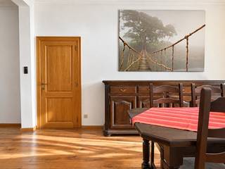Charmant herenhuis met 5 volwaardige slaapkamers en een zuidgerichte tuin, rustig gelegen te Zeebrugge. Deze enorme woonst beschikt over een vloeroppervlakte van ca. 254 m² en is mits enkele opfrissingen volledig instapklaar. Overal centrale verwarming op aardgas, asbestveilig en met een energielabel C. <br /><br />De historische gevel, opgenomen in de lijst van vastgesteld bouwkundig erfgoed, zorgt voor een karaktervolle uitstraling aan de buitenkant. De hoge plafonds en authentieke elementen zorgen voor absolute charme aan de binnenkant. <br /><br />Indeling: imposante traphal met gastentoilet, een grote woonkamer met mooie plankenvloer, een grote keuken met zicht en toegang naar de tuin. De tuin zelf is volledig zuidgericht en heerlijk windstil. Met wat liefde kunt u deze plaats ongetwijfeld omvormen naar een fantastische buitenruimte. Boven zijn er maar liefst 5 slaapkamers, een aparte bureau of hobbykamer en een ruime badkamer met douche en ligbad.<br />Als laatste nog een grote zolder die naar eigen wens en smaak kan ingericht worden. <br /><br />Een uniek pand met een overvloed aan charme en ruimte.<br />Een buitenkans voor grote gezinnen. <br /><br />Uw bezoek vastleggen? <br />Contacteer Sacha Vanrafelghem op GSM 0487/43.79.10.