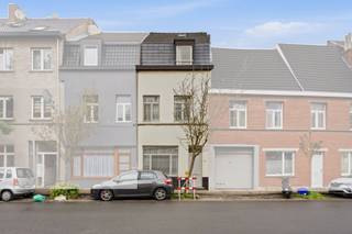 <br />Op zoek naar een ruime stadswoning met karakter en tal van mogelijkheden? Deze charmante woning in de Kartuizerlaan te Gent biedt een bruikbare vloeroppervlakte van 159 m² en combineert authentieke elementen met een praktische indeling.<br /><br />Op het gelijkvloers bevindt zich de gezellige leefruimte, aansluitend op de ruime leefkeuken met centrale lichtkoepel die zorgt voor een aangename natuurlijke lichtinval. Verder beschikt de woning over een badkamer, een praktische berging en meerdere verdiepingen met slaapkamers.<br /><br />De eerste verdieping omvat een ruime hoofdslaapkamer en toegang tot het zonnige, betegelde dakterras. Op de tweede verdieping bevinden zich nog twee slaapkamers. De afgewerkte zolderverdieping met zichtbare houten balken biedt bijkomende mogelijkheden en kan ingericht worden als vierde slaapkamer, bureau of hobbyruimte.<br /><br />Met haar gunstige ligging in Gent, het ruime dakterras en de flexibele indeling is deze woning ideaal voor wie op zoek is naar een karaktervolle stadswoning met voldoende ruimte.<br /><br />Troeven
<ul>
	<li>Bruikbare vloeroppervlakte van 159 m²</li>
	<li>Ruime leefkeuken met centrale lichtkoepel</li>
	<li>Zonnig en ruim dakterras</li>
	<li>Centrale verwarming op aardgas</li>
	<li>Asbestveilig</li>
</ul>
Heeft u interesse in deze woning? Neem dan contact met ons op via <strong>0484 14 96 86</strong> of <strong>info@oko.immo</strong>.