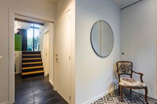 Charmante en prachtige vernieuwde woning vlakbij het centrum van Tienen. Indeling: Gelijkvloers: Inkomhal met apart toilet en berging met...