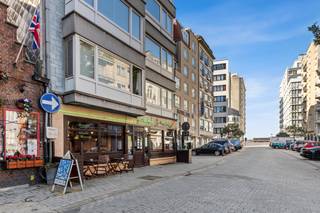 <p>Op een absolute toplocatie in Oostende, gelegen op een opvallende hoekligging met maximale visibiliteit, bevindt zich deze veelzijdige COMMERCIËLE HANDELSRUIMTE van maar liefst 140 m². Het pand beschikt over een VERGUND TERRAS en wordt momenteel uitgebaat als een gekend restaurant met een trouw en gevestigd cliënteel.</p><p> </p><p>Dankzij de uitzonderlijke ligging in een levendige en toeristische omgeving geniet deze eigendom van een constante passage van bewoners, bezoekers en toeristen. Dit maakt het pand uitermate geschikt voor ondernemers die hun zaak willen vestigen op een strategische locatie met uitstekende commerciële uitstraling en bereikbaarheid.</p><p> </p><p>De handelsruimte biedt tal van mogelijkheden, zowel voor horeca-uitbating als voor andere commerciële activiteiten. Met een potentieel van ongeveer 70 zitplaatsen vormt dit pand een uitstekende opportuniteit voor wie op zoek is naar een rendabele investering of een succesvolle uitvalsbasis voor een eigen onderneming.</p><p> </p><p>Extra troeven:<br />• Kelderruimte van ca. 27 m²<br />• Vitrine van ca. 14 meter<br />• Airconditioning<br />• Koer<br />• Dubbele beglazing<br />• Uitstekende bereikbaarheid<br />• Mobi-score: 9,3/10</p><p>Een zeldzame opportuniteit voor ondernemers en investeerders die op zoek zijn naar een commerciële topligging in één van de meest gekende stadsdelen van Oostende.</p><p> </p><p>Wenst u meer informatie of een bezoek aan deze unieke eigendom?</p><p>Contacteer Vastgoedmakelaar Lewis Lanoye (BIV 518.018)<br />📞 0456/20.04.64<br />✉️ lewis@altro-vastgoed.be</p>