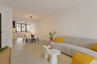 In het CENTRUM gelegen leuk appartement met 2 SLK en TERRAS! DIRECT INSTAPKLAAR. 6% BTW mogelijk! Nabij het openbaar vervoer, treinstation en de Grote Markt. INDELING: inkomhal met toilet, gezellige lichtrijke leefruimte met open geïnstalleerde keuken met eiland, handige berging/wasplaats, 2 slaapkamers en badkamer (inloopdouche en dubbele lavabo). LEUK TERRAS. Mogelijkheid tot het bijkopen van een carport. Gemeenschappelijke fietsenberging.