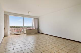 Dit appartement gelegen op de Frans De Vriendtstraat te Berchem, ideaal gelegen van invalswegen, scholen, winkels en dicht tegen de stad. Het appartement zelf bevindt zich de dertiende verdieping met de volgende indeling:<br /><br />Inkomhal met vestiare kast, gezellig leefruimte, volledig ingerichte keuken, drie slaapkamers, badkamer, nachthal en apart toilet.<br /><br />Verder treffen we op het appartement over een ruim overdekt terras (18m²) met zuidoost-oriëntatie. Dit terras is bereikbaar via de schuiframen in de leefruimte en verscheidene deuren in de keuken en twee slaapkamers. <br /><br />Bij het appartement hoort een privatieve kelderberging, gemeenschappelijke fietsenstalling en gemeenschappelijke motostalling.<br /><br />Tot slot beschikt het appartement over een verplicht mee aan te kopen ondergrondse autostaanplaats voor €10.000.<br /><br />Pluspunten:<br />+ Ruim appartement<br />+ Groot terras<br />+ Mobiscore van 9,7<br />+ Vernieuwd dak (2018)<br />+ Autostaanplaats (+€10.000) / kelderberging / fietsen- en motostalling<br />+ Uitstekende ligging nabij openbaar vervoer, winkels, scholen, parken en grote invalswegen<br /><br />Interesse in dit appartement en wenst u graag een bezoek ter plaatse? Surf dan naar onze website www.vbvastgoed.be of contacteer ons via 03 337 50 70.