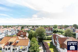 TE HUUR – Luxueus gemeubeld appartement op de Kustlaan nabij het AlbertpleinOp toplocatie in het hart van het Zoute, vlak bij het iconische...