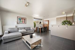 *** Penthouse met terras van 28 m² EN STAANPLAATS op topligging in Leuven ***Ontdek deze stijlvolle penthouse waar ruimte, comfort en lichtinval...