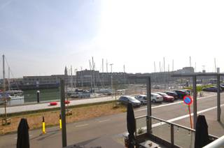 Res. Rivage. Prachtige studio op de Rederskaai te Zeebrugge. Deze studio biedt een comfortabele en gezellige leefruimte met een aparte badkamer, voorzien van douche, lavabo en toilet. Praktisch ingerichte keuken. Kleine slaaphoek die ook kan dienen als extra berging. De grote troef van deze studio is het adembenemend uitzicht. Desgewenst vlot verhuurbaar.<br />Res. A531<br /> 