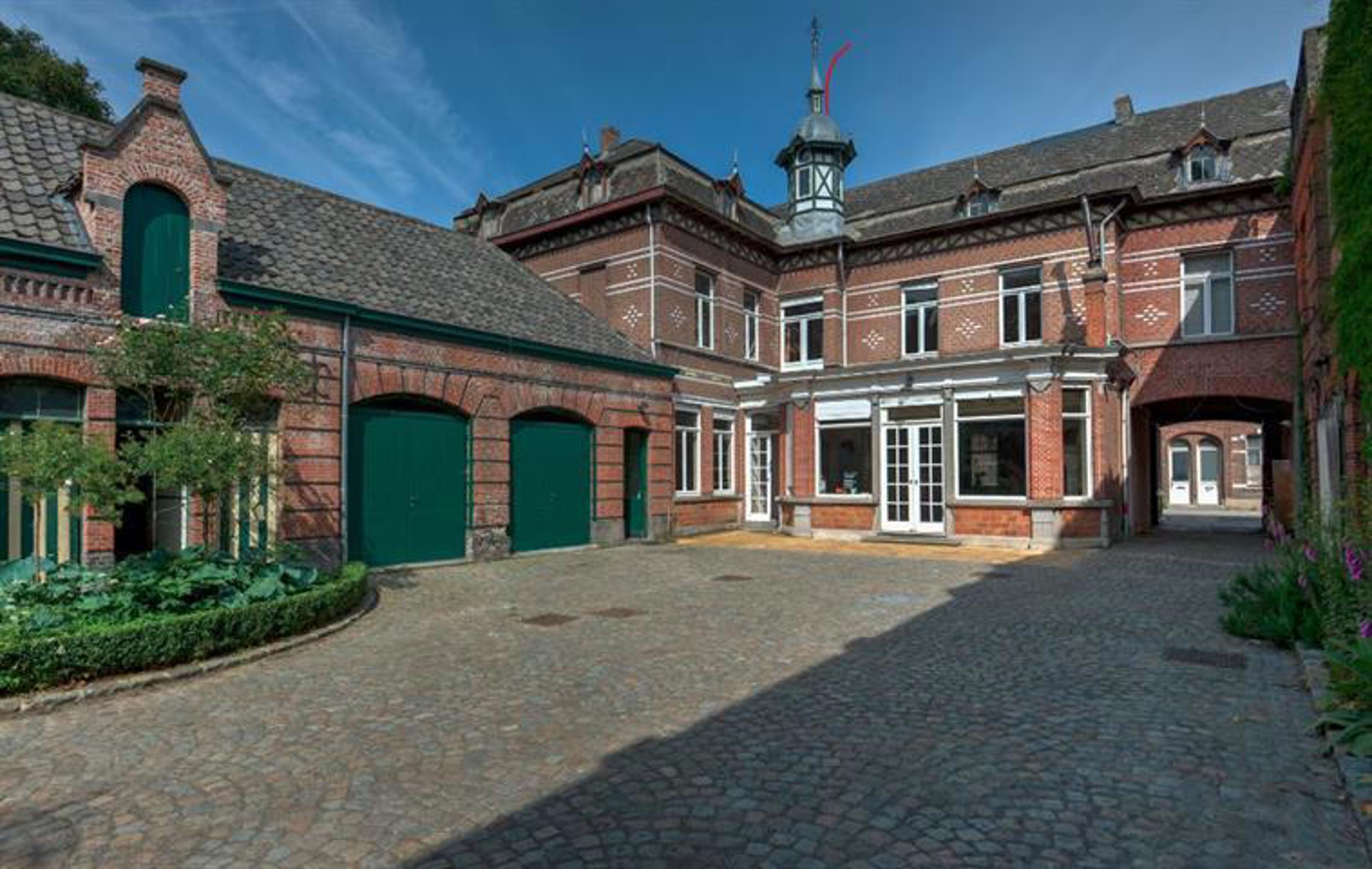 Imposante neoclassicistische herenwoning met 7 slpk., 2 badk. op 59 are 51 ca - foto 2