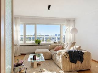 <p><span>Lichtrijk en instapklaar hoekappartement op de achtste verdieping van residentie Groene Vallei, op wandelafstand van het centrum van Gent. Met een Mobiscore van 9,4 geniet u hier van een uitstekende ligging nabij winkels, diensten en openbaar vervoer.</span></p>
<p><span>Het appartement omvat een inkomhal met vestiaire en apart toilet, een ruime leefruimte met parketvloer, een keuken, 2 slaapkamers en een badkamer met douche, lavabo en aansluiting voor wasmachine en droogkast. </span><span>Vanuit de leefruimte bereikt u het ruime terras met prachtig uitzicht over Gent. De gevel en terrassen werden recent gerenoveerd. Hiervoor loopt een gezamenlijke VME-lening waarvan de resterende afbetalingen worden overgedragen aan de nieuwe eigenaars.</span></p>
<p><span>Verder zijn er 2 kelderbergingen en een gemeenschappelijke fietsenstalling. Regelmatig bestaat de mogelijkheid om een ondergrondse parkeerplaats te kopen of te huren.</span></p>
<p><strong><span>Extra troeven:</span></strong></p>
<ul>
<li><span>EPC B en conforme elektriciteit</span></li>
<li><span>Mobiscore 9,4</span></li>
<li><span>Lichtrijk hoekappartement</span></li>
<li><span>Recent gerenoveerde gevel en terrassen</span></li>
<li><span>Ruim terras met mooi uitzicht</span></li>
<li><span>2 kelderbergingen en fietsenstalling</span></li>
<li><span>Uitstekende ligging</span></li>
</ul>
<p></p>
<p><span>Deze woning is te koop ZONDER makelaar via het concept van Smart Houses! Wenst u verdere inlichtingen of een bezoek? Contacteer rechtstreeks de eigenaar via +32493531589</span></p>