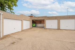 <p>Welkom in de Dokter Persoonslaan 23 te Willebroek, een eigendom boordevol mogelijkheden.</p><p> </p><p>Bij het betreden van de woning kom je terecht in de inkomhal, die toegang geeft tot de lichtrijke leefruimte en de trap naar boven. Op de eerste verdieping bevindt zich de volledig uitgeruste keuken, voorzien van alle hedendaags comfort. Aansluitend vind je de gezellige woonkamer, waar airconditioning zorgt voor extra comfort.</p><p> </p><p>De tweede verdieping beschikt over twee volwaardige slaapkamers, waarvan één met praktische ingemaakte kasten. Verder is er een ruime badkamer aanwezig, uitgerust met zowel een inloopdouche als een ligbad. Ook is er op deze verdieping een apart toilet voorzien.</p><p>Op het gelijkvloers geniet je bovendien van een ruime garage, zodat parkeergelegenheid nooit een zorg vormt.</p><p>De absolute troef van deze eigendom is zonder twijfel het ruime atelier achteraan de woning. Ideaal voor zelfstandigen of ondernemers die wonen en werken wensen te combineren. Dit pand biedt dan ook een unieke opportuniteit voor wie op zoek is naar ruimte, comfort en professionele mogelijkheden onder één dak.</p><p> </p><p>Voor meer informatie en alle documenten: www.malines-group.be</p>