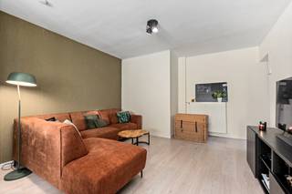 <h2>KARAKTERVOL HOEKPAND MET HANDELSRUIMTE EN RUIME GEZINSWONING</h2><p>Deze goed gelegen hoekwoning bevindt zich in de <strong>kern van Rumst</strong> en combineert een ruime gezinswoning met een afzonderlijke handels- of praktijkruimte. Dankzij de aparte toegangen is het pand bijzonder geschikt voor wie <strong>wonen en werken wil combineren</strong>, maar ook voor een zelfstandige activiteit, praktijk of investering.</p><h3>Handelsruimte – ca. 52 m²</h3><p>De voormalige handelsruimte, momenteel verhuurd en in gebruik als <strong>schoonheidssalon</strong>, beschikt over een oppervlakte van ongeveer <strong>52 m²</strong> en een <strong>volledig afzonderlijke inkom</strong>. Hierdoor kan de commerciële ruimte onafhankelijk van de woning worden gebruikt.</p><p> </p><p>De woning beschikt eveneens over een <strong>afzonderlijke inkom</strong> en omvat op het gelijkvloers een aangename leefruimte. De woonkamer staat rechtstreeks in verbinding met de eetkamer en sluit aan op de <strong>vernieuwde, afzonderlijke keuken</strong>.</p><p>Verder bevindt zich op het gelijkvloers een ruime badkamer, uitgerust met <strong>toilet, douche en lavabo</strong>, die doorheen de jaren werd vernieuwd. Er is bovendien voldoende ruimte om eventueel nog een <strong>bad te plaatsen</strong>.</p><p>Aansluitend aan de keuken vinden we een praktische <strong>bijberging/wasberging</strong>, met rechtstreekse toegang tot de <strong>koer/het terras</strong>.</p><p> </p><p>De verdieping biedt een verrassend ruime indeling en omvat momenteel:</p><ul><li><p><strong>3 slaapkamers</strong></p></li><li><p><strong>Dressingkamer</strong>, die eventueel als 4de slaapkamer kan worden ingericht</p></li><li><p>Centrale ruimte met mogelijkheid tot inrichting van een <strong>extra badkamer met toilet en lavabo</strong></p></li><li><p>Afzonderlijke bergruimte/zoldergedeelte</p></li></ul><p>De woning is <strong>instapklaar</strong> en biedt dankzij de ruime indeling nog verschillende mogelijkheden om ze verder af te stemmen op de noden van een gezin.</p><p><br />De woning is zeer centraal gelegen in Rumst, op wandelafstand van diverse voorzieningen. Het nabijgelegen <strong>park, basketbalplein en de speeltuin</strong> vormen een bijzondere troef voor gezinnen met kinderen.</p><p>Daarnaast zijn er in de onmiddellijke omgeving voldoende <strong>parkeermogelijkheden en allerhande dagelijkse voorzieningen</strong>.</p><h3>Extra troef – gevelwerken voorzien</h3><p>De geplande <strong>gevelwerken, waaronder de aanpassing van het houtwerk</strong>, worden voorzien tegen <strong>10/2026</strong>. Deze werken zullen nog <strong>volledig door de verkoper worden bekostigd</strong>.</p><h3>RICHTPRIJS: € 379.000<br />Elektriciteit conform AREI<br />Beschikbaar bij akte</h3>