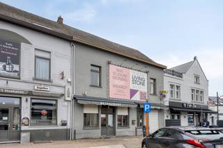 <p>Cet immeuble commercial avec logement à Denderleeuw bénéficie d’un emplacement stratégique à proximité immédiate de la gare et offre un fort potentiel. Idéal pour combiner activité professionnelle et habitation.</p><p>Le rez-de-chaussée accueille un ancien commerce horeca et friterie offrant de nombreuses possibilités d’exploitation. Le bâtiment traverse du Stationsplein à la Stationsstraat et dispose de plusieurs accès.</p><p>Le logement se situe aux premier et deuxième étages. Le premier étage comprend un espace de vie avec salle à manger, cuisine et salle de bains. Le deuxième étage se compose des chambres et d’un grenier.</p><p>Un bien à découvrir pour ses nombreuses opportunités.</p>