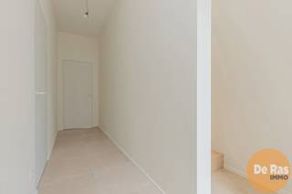 <br /><br />EREMBODEGEM - Deze prachtige nieuwbouwwoning bevindt zich pal in het centrum van Erembodegem. De ligging van dit pand is bijzonder aantrekkelijk met scholen, banken, en supermarkten in de directe omgeving. Daarnaast geniet deze woning van een heel goede bereikbaarheid door het openbaar vervoer, station, belangrijke invalswegen en de E40.<br /><br />Naar indeling toe bevindt zich op het gelijkvloers een inkomhal met trappenhal, een ruime garage die plaats biedt aan twee wagens en een nuttige berging met technische ruimte. Op de eerste verdieping bevindt zich een lichtrijke leefruimte met parket en een open, volledig ingerichte keuken (afgewerkt met kwalitatieve materialen). Op de bovenverdieping bevinden zich drie slaapkamers, eveneens voorzien van parket en grote raampartijen, en een badkamer met dubbele lavabo met inloopdouche.<br /><br />Troeven: EPB-nieuwbouw, warmtepomp samsung met vloerverwarming, zonnepanelen (6,6 kWp), ventilatiesysteem C+, hoge isolatiewaarde, RW-put, dubbele beglazing (PVC),...<br /><br />De tuin met ruim terras maken deze eigendom compleet!<br /><br />Mogelijkheid van aankoop onder 6% BTW!<br /><br />Bent u opzoek naar een nieuwbouwwoning met 3 slaapkamers en dubbele garage voorzien van alle comfort op een uitstekende locatie? Aarzel dan niet en maak snel uw afspraak: 053/60.65.60