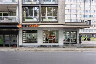 Ontdek dit instapklare en volledig gerenoveerde hoekpand van ca. 200 m², gelegen op een absolute toplocatie in het centrum van Aalst. Dankzij zijn uitstekende zichtbaarheid, grote raampartijen en unieke architectuur is dit een uitgelezen kans voor investeerders.<br />Het pand is momenteel verhuurd aan de betrouwbare huurder ‘START PEOPLE’ aan een maandelijkse huurprijs van € 1.817,11 (HHOV gestart op 01 OKT. 2023, ov wordt betaald door de huurder).Dit maakt het een interessante en zorgeloze opbrengsteigendom. Indeling en afwerking:<br />In het voorjaar van 2023 werd het gelijkvloers volledig vernieuwd:<br />• Vernieuwde elektrische installatie (conform tot 21/09/2048). <br />• Aangepaste kantoorindeling.<br />• Nieuwe sanitaire voorzieningen.<br />• Moderne kitchenette.<br />• Energiezuinige lucht/lucht warmtepomp voor verwarming en koeling. Troeven:<br />✔ EPC label C.<br />✔ Asbestveilig.<br />✔ Grote zichtbaarheid op een drukke hoeklocatie.<br />✔Ruime bruikbare kelder, toegankelijk via vaste trap.<br />✔ Parkeergelegenheid voor de deur met o.a. ‘Shop &amp; Go’-plaatsen.✔ Gelegen op wandelafstand van winkels, openbaar vervoer, station en invalswegen. Bent u op zoek naar een kwalitatief bedrijfsvastgoed met vaste huuropbrengst in Aalst? Contacteer ons vrijblijvend via stephanie@immodelestre.be of 0474 33 27 85<br />Meer info via www.immodelestre.be<br />