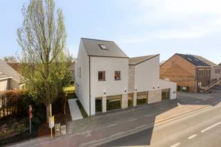 <h2><strong>Moderne, lichtovergoten woon-werk opportuniteit op strategische locatie te Betekom</strong></h2><p>Wonen en werken: twee invullingen onder één dak met tal van voordelen die elkaar versterken. Achter deze moderne gevel schuift namelijk een pand dat uitblinkt in ruimte, licht en flexibiliteit, met een doordachte indeling die zowel jouw privéleven als professionele activiteit laten floreren. Een combinatie om van te dromen, en jij kan er in wonen.</p><p>Thuis wordt je verwelkomd met een open gevoel: een woonkamer met hoge plafonds en een aangename lichtinval. Deze vloeit harmonieus over in de keuken, die volledig is uitgerust en uitkijkt op jouw zalig zonnige, zuidgerichte tuin met modern aangelegd terras en een heerlijk stukje gras dat op een subtiele manier de brug slaat tussen het woon- en werkgedeelte. Gelegen op een perceel van ca. 5 are en waar je in alle rust kan genieten van het buitenleven. Met drie volwaardige slaapkamers, een praktische wasplaats en een ruime badkamer voorzien van zowel bad als inloopdouche, vormt deze woning een ideale thuisbasis voor wie graag ruim en zorgeloos leeft.</p><p>Het handelsgedeelte – via een aparte ingang te betreden – is niet alleen een grote troef, maar ook een ware eye-catcher. Wat je opvalt is de open ruimte, gedefinieerd door een houten structuur, met gepolierde betonvloer en lichtovergoten op beide etages. De combinatie van vloerverwarming met de aanwezigheid van onder meer een keuken en kantoorruimte maken van deze stek een uiterst praktische en veelzijdige werkplek. Of je nu een eigen praktijk wenst te lanceren of een kantoor aan huis wilt organiseren: hier vind je de ruimte én de uitstraling om professioneel te groeien, zonder in te boeten aan privacy. De ligging vertaalt zich bovendien in een uitstekende bereikbaarheid én een sterke commerciële visibiliteit. Tegelijk zijn winkels, bakker en school vlakbij, en steden als Aarschot nabij. </p><p>En ook energetisch sta je sterk: met 25 zonnepanelen en een gunstig EPC zitten deze kosten ook alweer helemaal mee. Als bijkomende opportuniteit kan je de naastgelegen bouwgrond optioneel aankopen. Deze is niet inbegrepen in de vraagprijs en opent perspectieven voor extra parkeergelegenheid, uitbreiding of een invulling op maat van jouw toekomstplannen.</p><p>Kortom, een kantoor waar je met plezier je dagen spendeert, naast een woning die je steevast charmeert. Graag jouw toekomstige woon-werkplek bezoeken? Geef Jes dan snel een seintje, en wij doen de rest.</p><figure><div></div></figure>