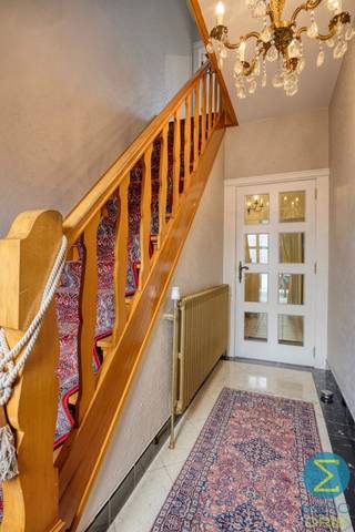 Deze goed onderhouden woning situeert zich aan de rand van het centrum en beschikt onder meer over drie slaapkamers, een ruime garage en tuin.Op het...