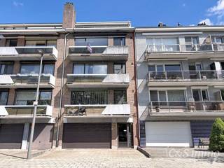 Instapklaar en gerenoveerd 2-slaapkamerappartement gelegen op de 3de verdieping, met een prachtig open zicht over de atletiekpiste van Rodeloop.<br />De inkomhal beschikt over een apart gastentoilet. De ruime en lichtrijke leefruimte (ca. 40 m²), afgewerkt met laminaatvloer, sluit naadloos aan op de recent vernieuwde keuken. Deze moderne keuken is volledig uitgerust met kwalitatieve Miele-toestellen, waaronder een gasfornuis, dampkap, oven, microgolfoven, koelkast en diepvriezer. Via de keuken heeft u toegang tot het terras aan de straatzijde, waar u heerlijk kan genieten van de middag- en avondzon.<br />Het appartement telt twee ruime slaapkamers (ca. 17 m² en 12 m²) en een stijlvolle, vernieuwde badkamer voorzien van een ligbad, inloopdouche en dubbel badkamermeubel. Aan de achterzijde bevindt zich bovendien een tweede terras.<br />Verder is er een praktische berging met aansluiting voor wasmachine en droogkast. Het appartement beschikt over een privatieve gasverwarming, dubbele beglazing en rolluiken in de slaapkamers. Lift aanwezig.<br />Op het gelijkvloers is de aankoop van een autostaanplaats en privatieve berging verplicht aan € 35.000.
