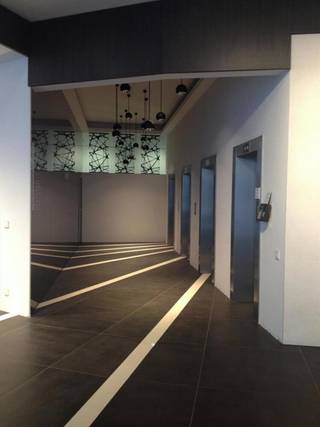 Prachtig gebouw, gelegen in het hartje van de Europese wijk. Mooie terrassen op de bovenste verdiepingen. Vlot bereikbaar met het openbaar vervoer, zowel trein, metro, tram als bus zijn vlakbij. Dankzij de grote ramen geniet het gebouw van overvloedig daglicht. Perfect geschikt voor open space, afzonderlijke kantoren of een mix van beide.<br />Binnen parkeerplaatsen beschikbaar: 1.750 €/plaats/jaar.<br />Archiefruimte beschikbaar: 90 €/m²/jaar.<br />Oppervlakte: tussen 487 & 770 m²